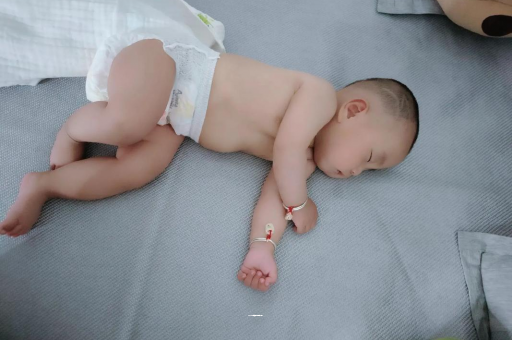 如皋怀孕多久会显肚子